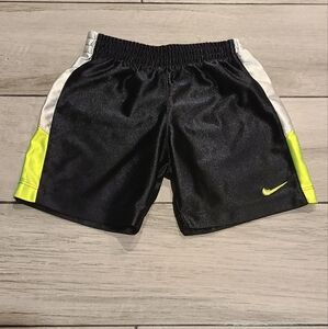 🍦 Nike toddler Black And Neon shorts 🧋